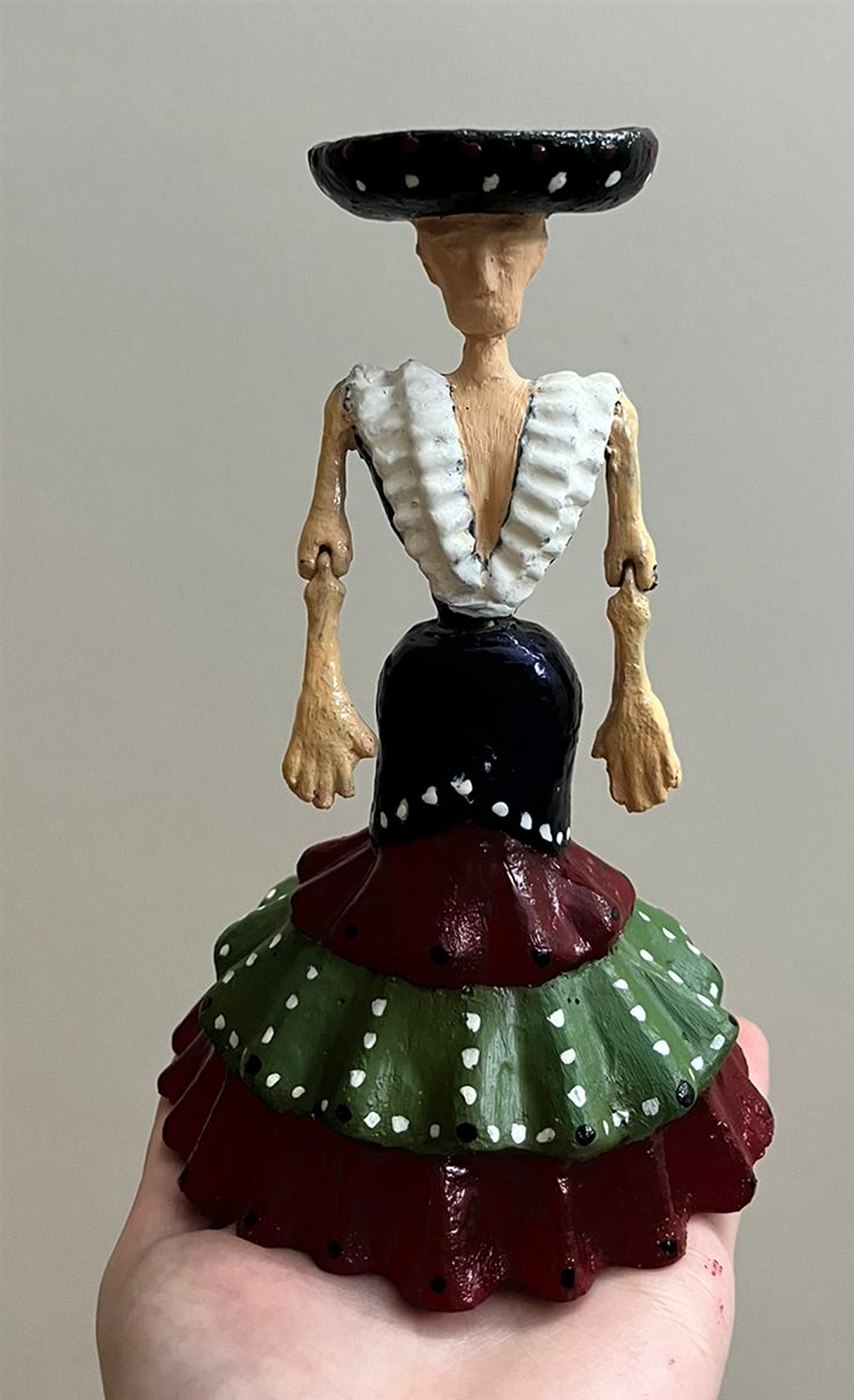 The figure, front